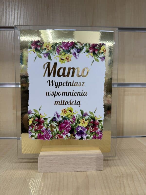 Kartka na drewnianej podstawce "Mamo, wypełniasz wspomnienia miłością" 