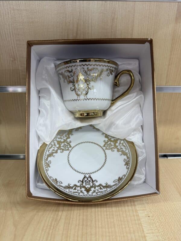 Zestaw Filiżanka z Talerzykiem – Klasyczna Złota Elegancja